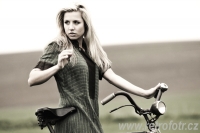 Dívka Janík nejen s velocipedem