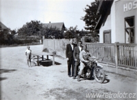Před vesnickou hospodou