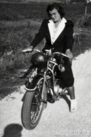 Žena na motocyklu značky ČZ