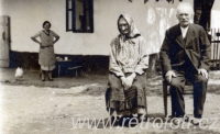 Staří rodiče před chalupou
