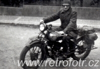 Muž na motocyklu